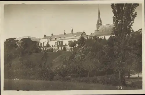 Foto Ak Gomont Ardennes, Teilansicht vom Ort, Kirche, Häuser