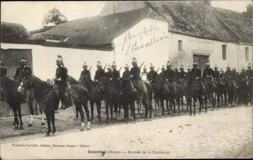 Ak Sissonne Aisne, Ankunft der Kavallerie