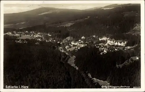 Ak Schierke Wernigerode, Blick auf den Ort und Brocken, Fliegeraufnahme