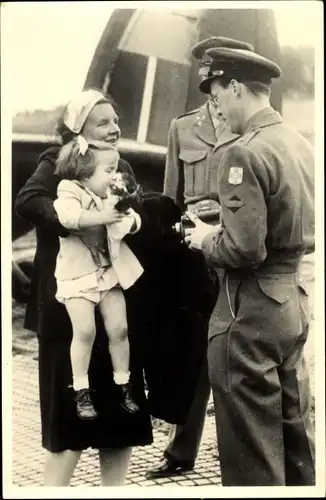 Ak Prinzessin Juliana der Niederlande, Prinz Bernhard, Prinzessin Margriet, Flugplatz Teuge, 1945