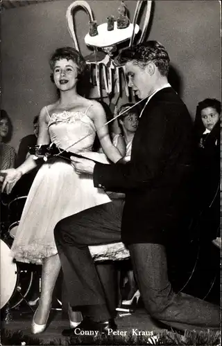 Ak Schauspielerin Conny Froboess, Schauspieler Peter Kraus, Portrait, Gitarre
