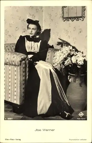 Ak Schauspielerin Ilse Werner, Portrait, Sessel, Blumen, Autogramm