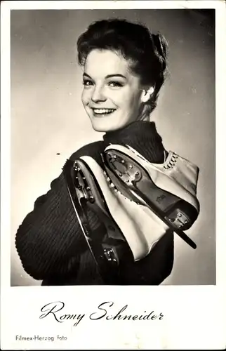 Ak Schauspielerin Romy Schneider, Portrait mit Schlittschuhen