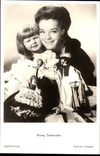 Ak Schauspielerin Romy Schneider, Portrait, Kind, Puppen