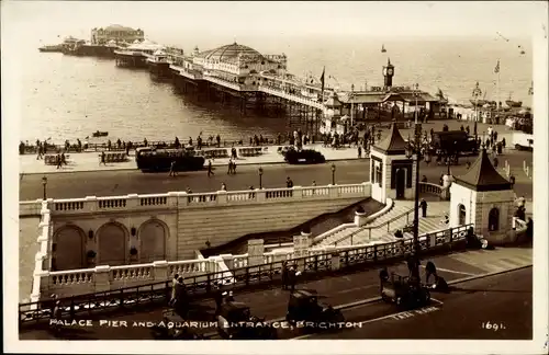 Ak Brighton East Sussex England, Palace Pier, Aquarium-Eingang
