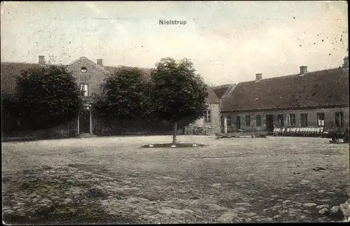 Ak Nielstrup Dänemark, Partie im Hof