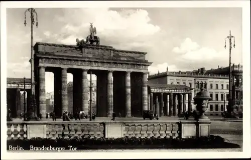 Ak Berlin Mitte, Straßenpartie mit Blick auf das Brandenburger Tor, Passanten