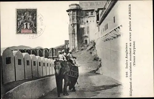 Ak Amber Indien, Elefanten und Touristen beobachten das alte Palais