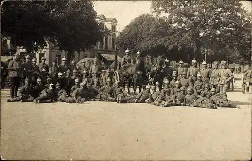 Ak Wesel am Niederrhein, Gruppenportrait vom Regiment, Pickelhauben