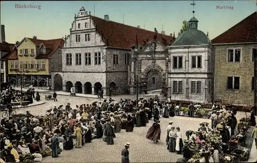 Ak Bückeburg, Menschen besuchen den Markt, Rathaus