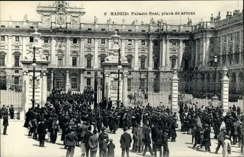 AK Madrid Spanien, Königspalast, Plaza de Armas