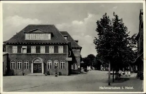 Ak Hademarschen in Holstein, Straßenpartie, Rathaus