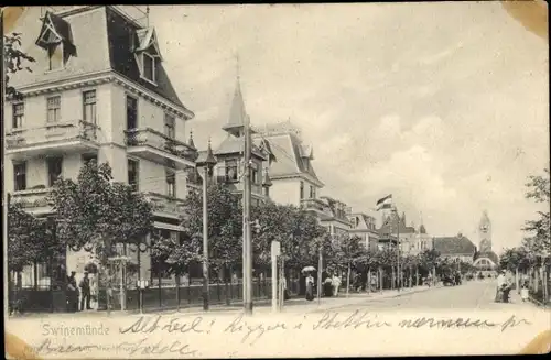 Ak Świnoujście Swinemünde Pommern, Straßenpartie, Villa, Passanten