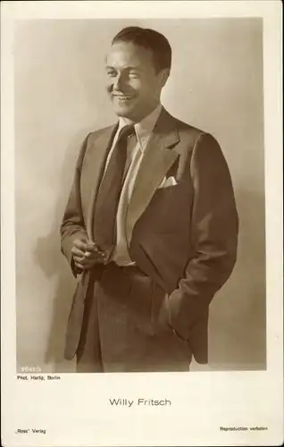 Ak Schauspieler Willy Fritsch, Standportrait, Zigarette, Ross Verlag