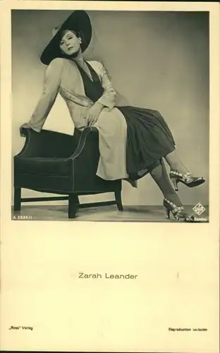 Ak Schauspielerin und Sängerin Zarah Leander, Portrait, Rose von Nowgorod, Ross Verlag A 2034 1