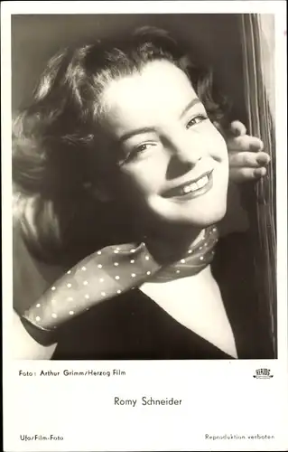 Ak Schauspielerin Romy Schneider, Portrait, gepunktetes Halstuch