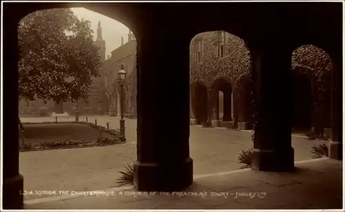 Ak London City England, Charterhouse, eine Ecke des Preachers Court