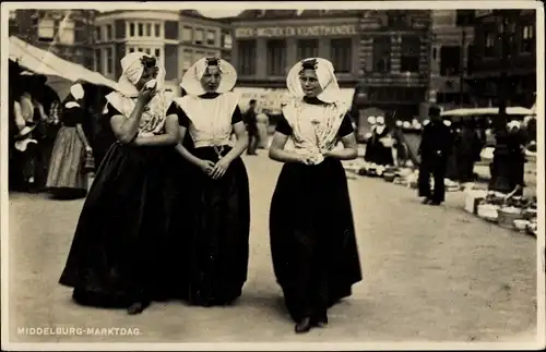 Ak Middelburg Zeeland Niederlande, Marktdag, Frauen in Tracht