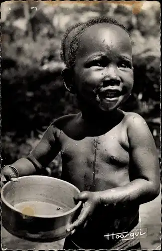 Ak Afrika, Weinendes Kind, Portrait, Schüssel