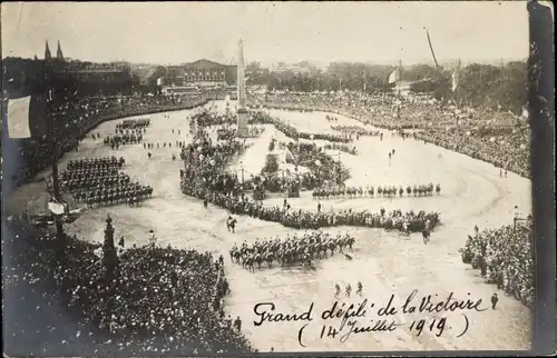 Foto Paris, Siegesfeier, Soldaten, Platz, Denkmal, Jahr 1919