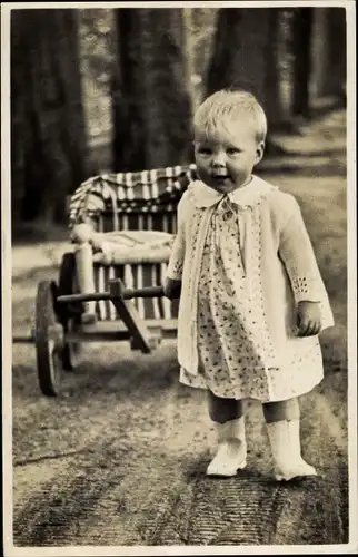 Ak Prinzessin Beatrix der Niederlande als Kleinkind mit Bollerwagen, August 1939