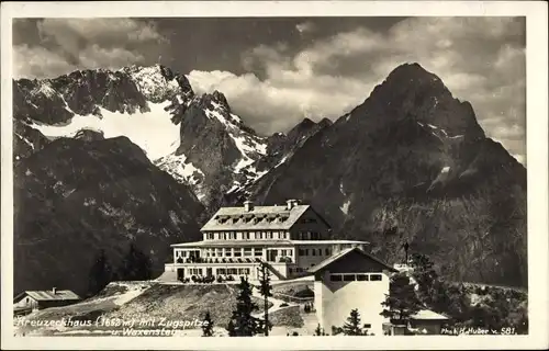 Ak Garmisch Partenkirchen, Kreuzeckhaus mit Zugspitze und Waxenstein, schneebedeckte Gipfel