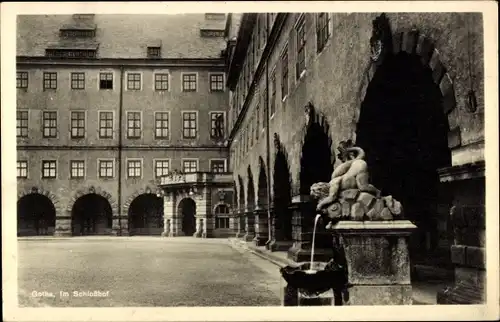 Ak Gotha Thüringen, Schlosshof, Brunnen