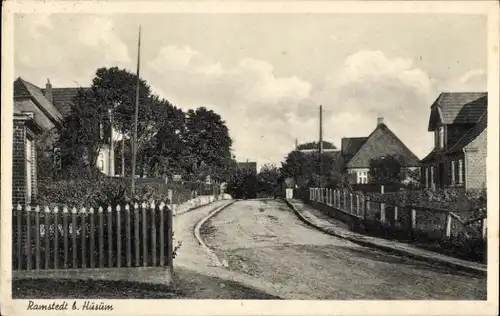 Ak Ramstedt in Nordfriesland, Straßenpartie, Wohnhäuser