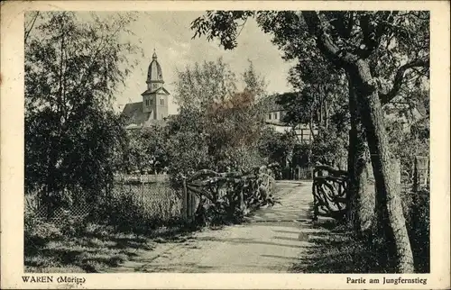 Ak Waren Müritz, Partie am Jungfernstieg mit Blick auf Kirche