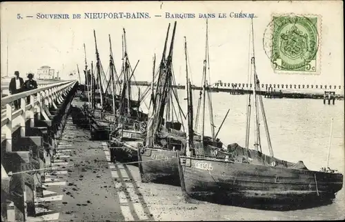 Ak Nieuport Bains Nieuwpoort Westflandern, Barques dans le chenal