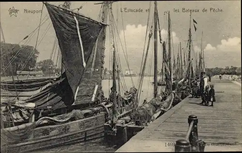 Ak Nieuport Nieuwpoort Westflandern, L'Estacade, Les Bateaux de Peche