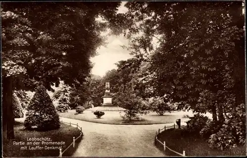 Ak Głubczyce Leobschütz Schlesien, Partie an der Promenade mit Lauffer-Denkmal
