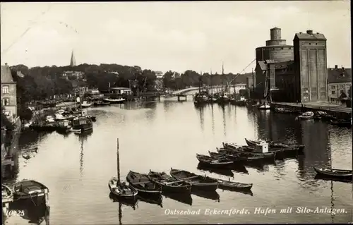 Ak Ostseebad Eckernförde, Hafen mit Silo-Anlagen