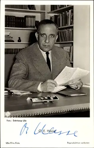 Ak Schauspieler O. E. Hasse, Portrait am Schreibtisch, Autogramm
