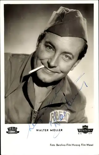 Ak Schauspieler Walter Müller, Portrait, Autogramm, Zigarette, Drei von der Tankstelle