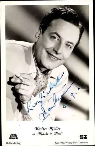 Ak Schauspieler Walter Müller, Portrait, Autogramm, Zigarette, Maske in Blau