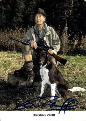 Ak Schauspieler Christian Wolff, Portrait, Autogramm, Forsthaus Falkenau, Hund, Gewehr