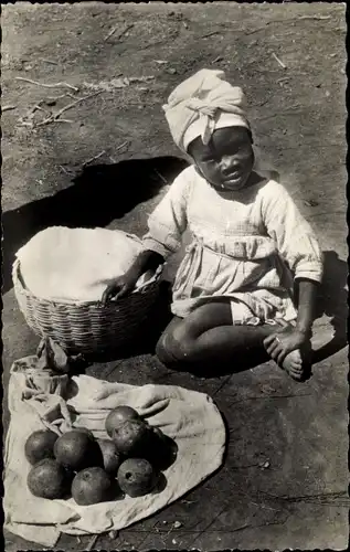 Ak Afrika, Mädchen-Portrait, Korb, Essen