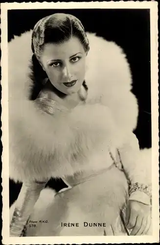 Ak Schauspielerin Irene Dunne, Portrait, Pelzkragen