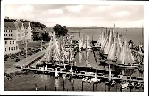 Ak Kiel in Schleswig Holstein, Yachtclubhafen, Segelboote