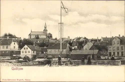Ak Gudhjem Bornholm Dänemark, Stadtbild mit Kirche