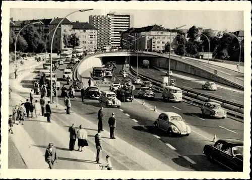Ak Berlin Wilmersdorf Grunewald Halensee, Schnellstraße am Bahnhof Halensee, Autos
