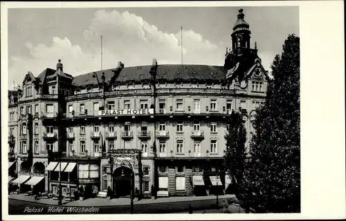 Ak Wiesbaden in Hessen, Palast Hotel, am Kochbrunnenpark