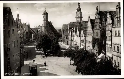 Ak Weiden in der Oberpfalz Bayern, Straßenpartie, Platz an der Kirche, Giebelhäuser