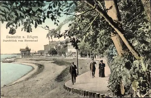 Ak Sassnitz auf Rügen, Durchblick vom Herrenbad, Spaziergänger