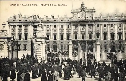 Ak Madrid Spanien, Königspalast, Relief der Garde