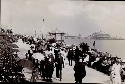 Ak Eastbourne East Sussex England, Parade, Pier