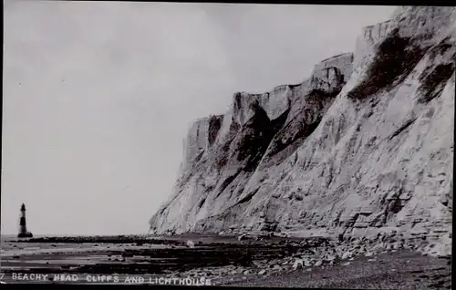 Ak Eastbourne East Sussex England, Leuchtturm Beachy Head, Klippen