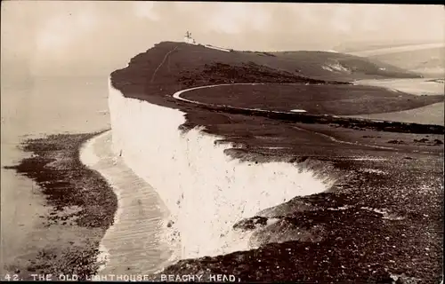 Ak Eastbourne East Sussex England, Leuchtturm Beachy Head, Klippen