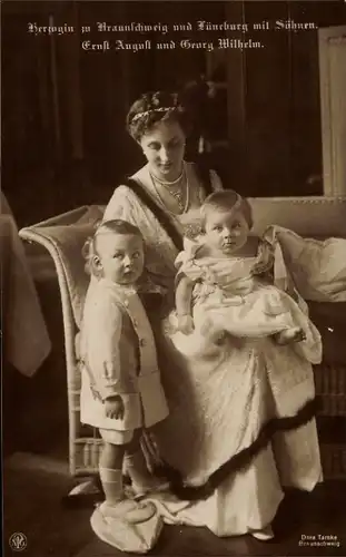 Ak Herzogin Viktoria Luise zu Braunschweig und Lüneburg, Erbprinz Ernst August, Prinz Georg Wilhelm